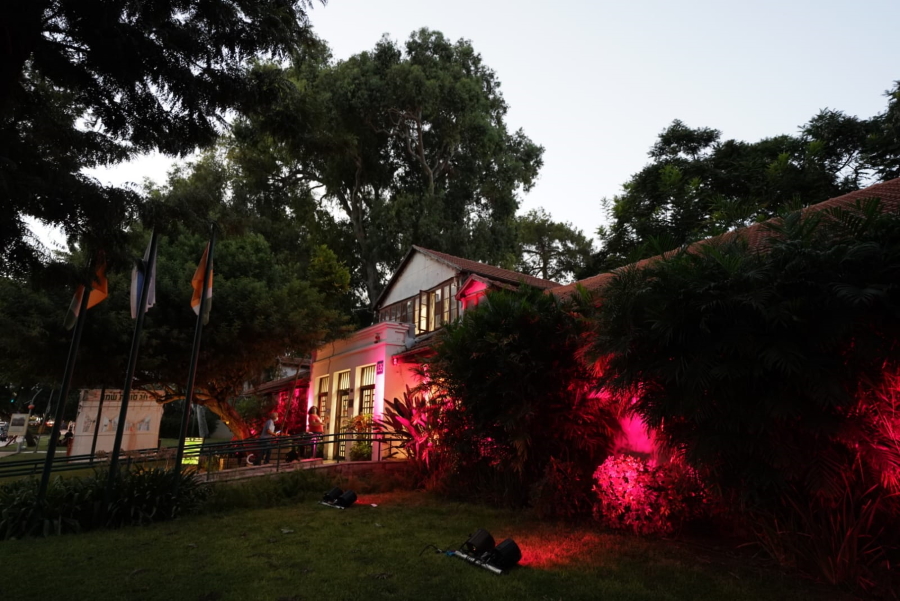בניין העירייה מואר בוורוד