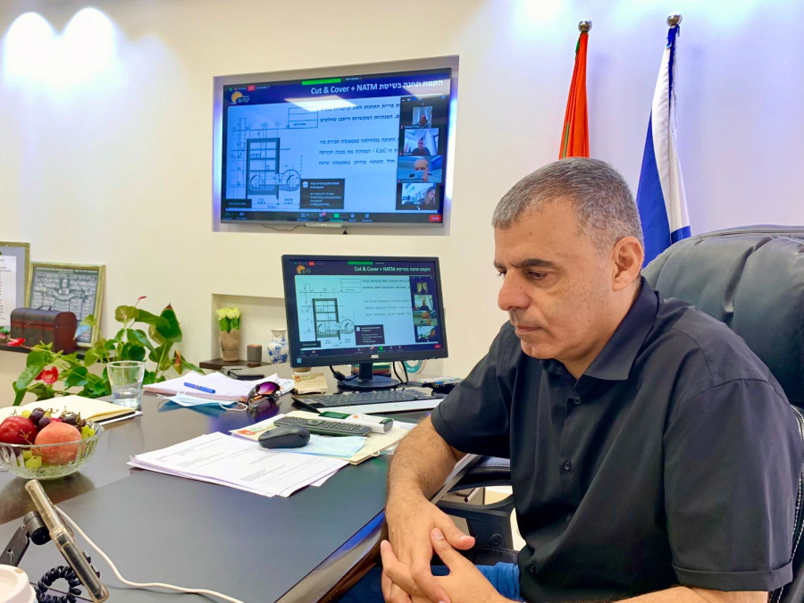 ראש העיר במהלך ישיבת ZOOM של הות"ל בנושא תוכנית המטרו