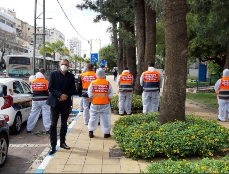 ראש העיר עם סיירת האכיפה העירונית