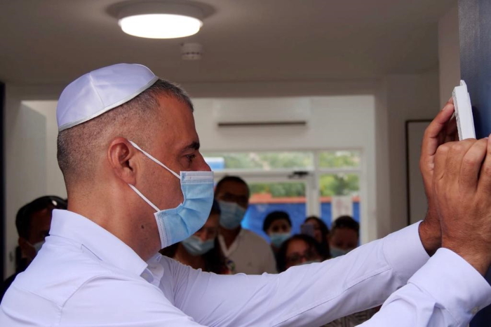 ראש העיר רפי סער מתקין מזוזה באחד מבתי הספר