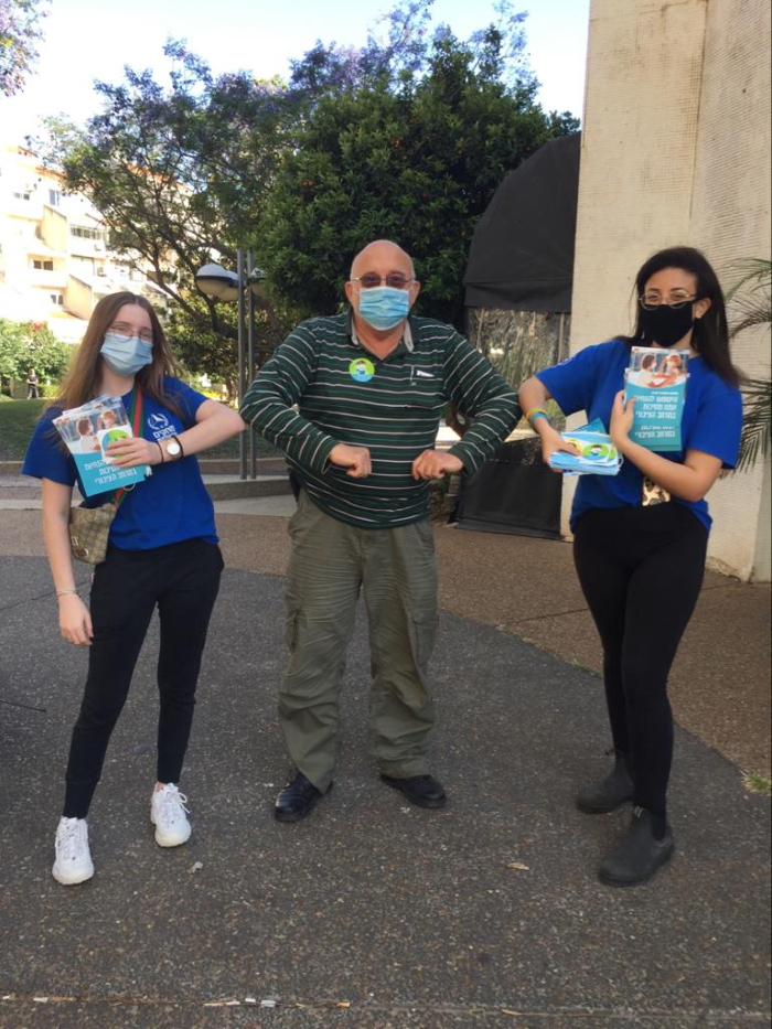 חניכות תנועת הנוער במסע הסברה