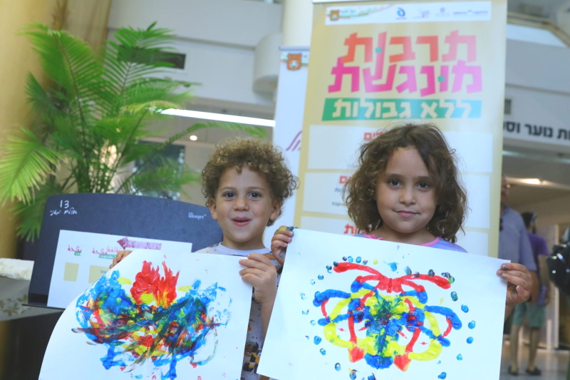 ילדים בפסטיבל עם ציורים צבעוניים