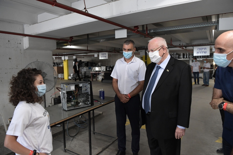 הנשיא במהלך הביקור בכפר סבא יחד עם ראש העיר ומתנדבת במיזם