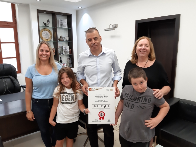 ראש העיר רפי סער עם תלמידי רחל המשוררת