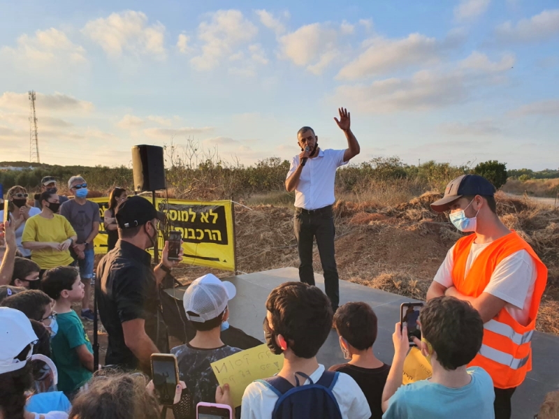 ראש העיר רפי סער נואם  במהלך ההפגנה