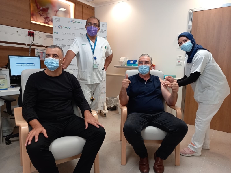 ראש העיר רפי סער וראש העיר רעננה חיים ברוידא מתחסנים