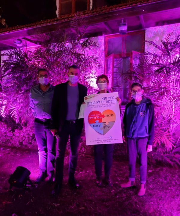 תמונה קבוצתית מאירים יחד את בניין העירייה בסגול