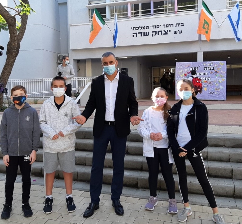 ראש העיר רפי סער עם תלמידי כיתות ה' בבית הספר יצחק שדה