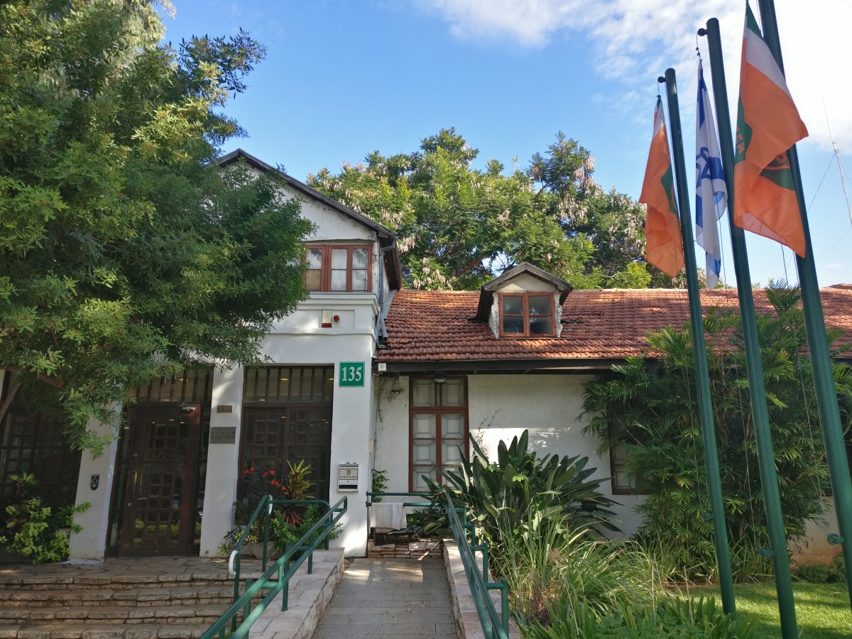 מבנה החאן הנהלת עיריית כפר סבא