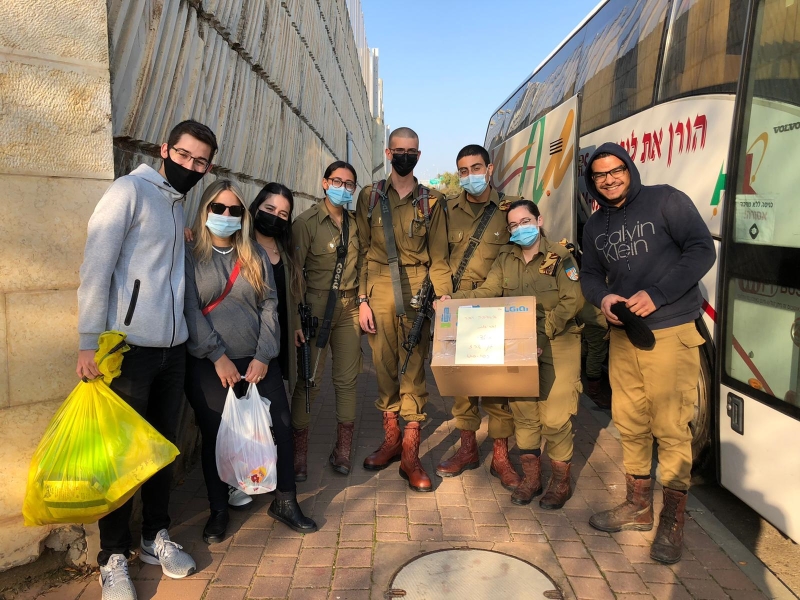חלוקת חבילות מתוקות לחיילים
