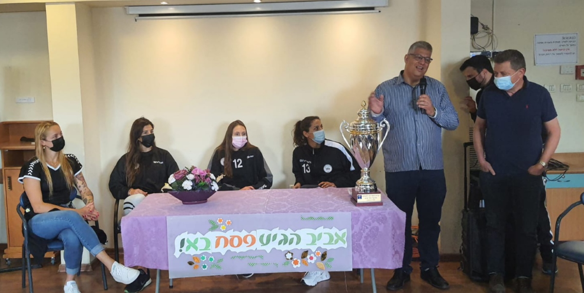 אורן כהן ושחקניות הכדורעף במבצע חלוקת ההגדות