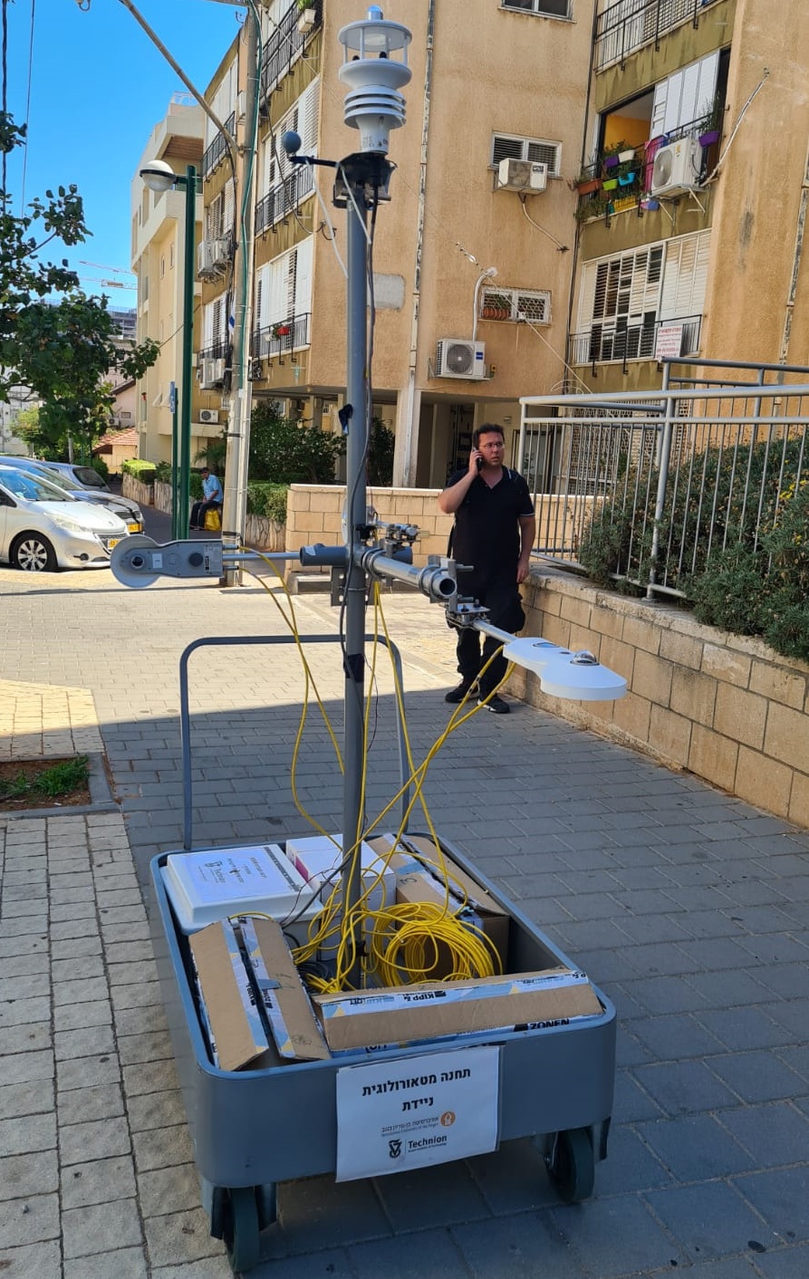 תחנה מטראולוגית ניידת למדידת חום בשימוש עיריית כפר סבא