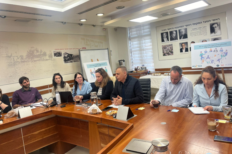 תמונה מישיבת ועדת ההיגוי של אספת האזרחים וקישור לקריאה בהרחבה