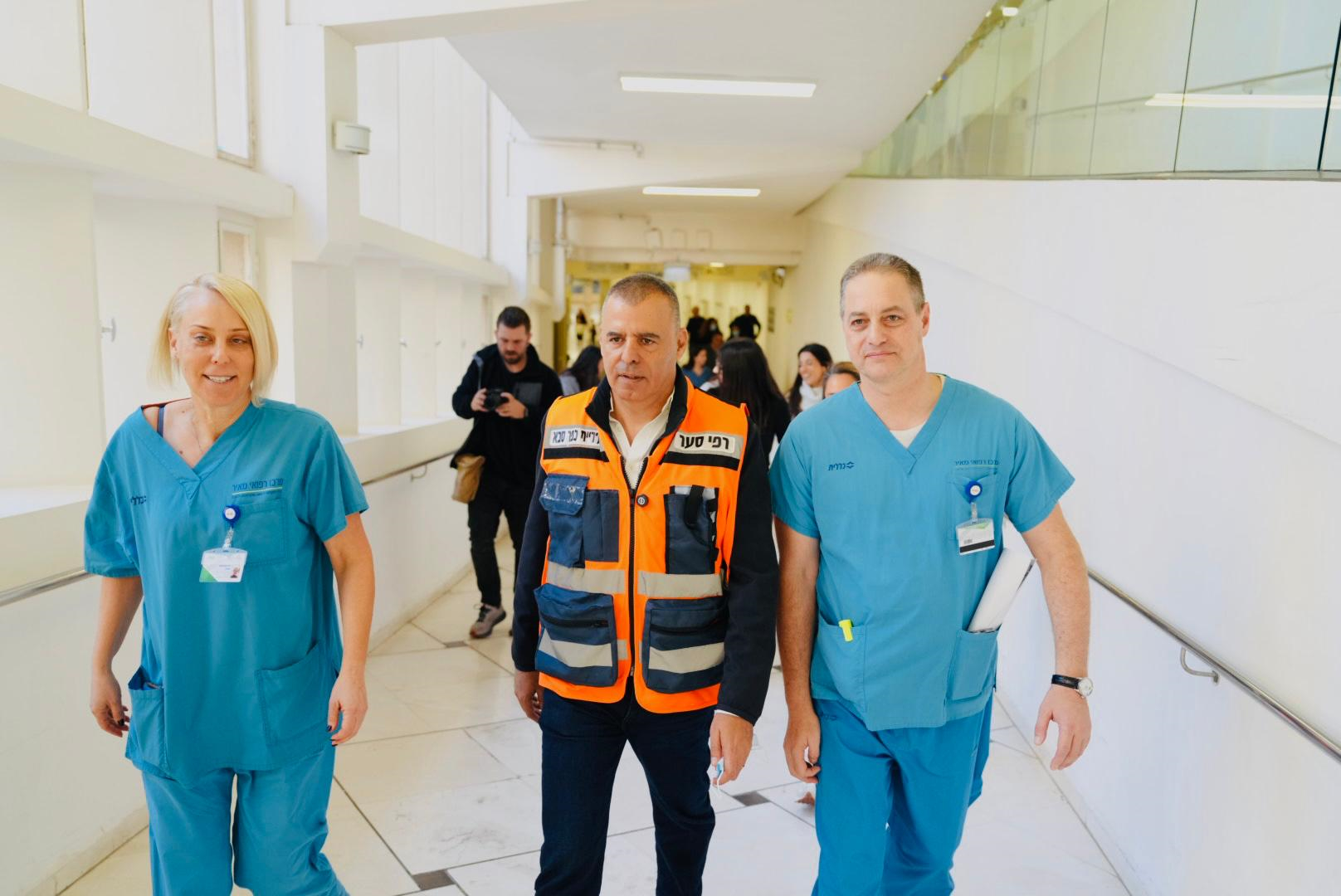 ראש העיר רפי סער במהלך הסיור בבית החולים מאיר
