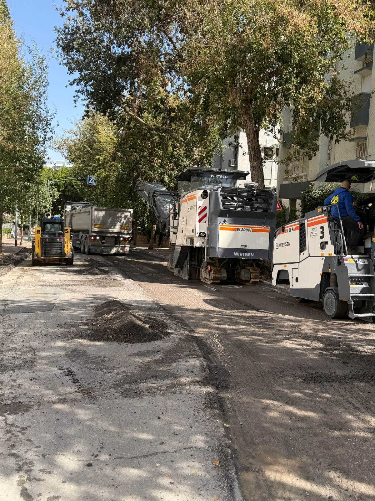 עבודות קרצוף וריבוד ברחובות טרומפלדור וסירקין בכפר סבא