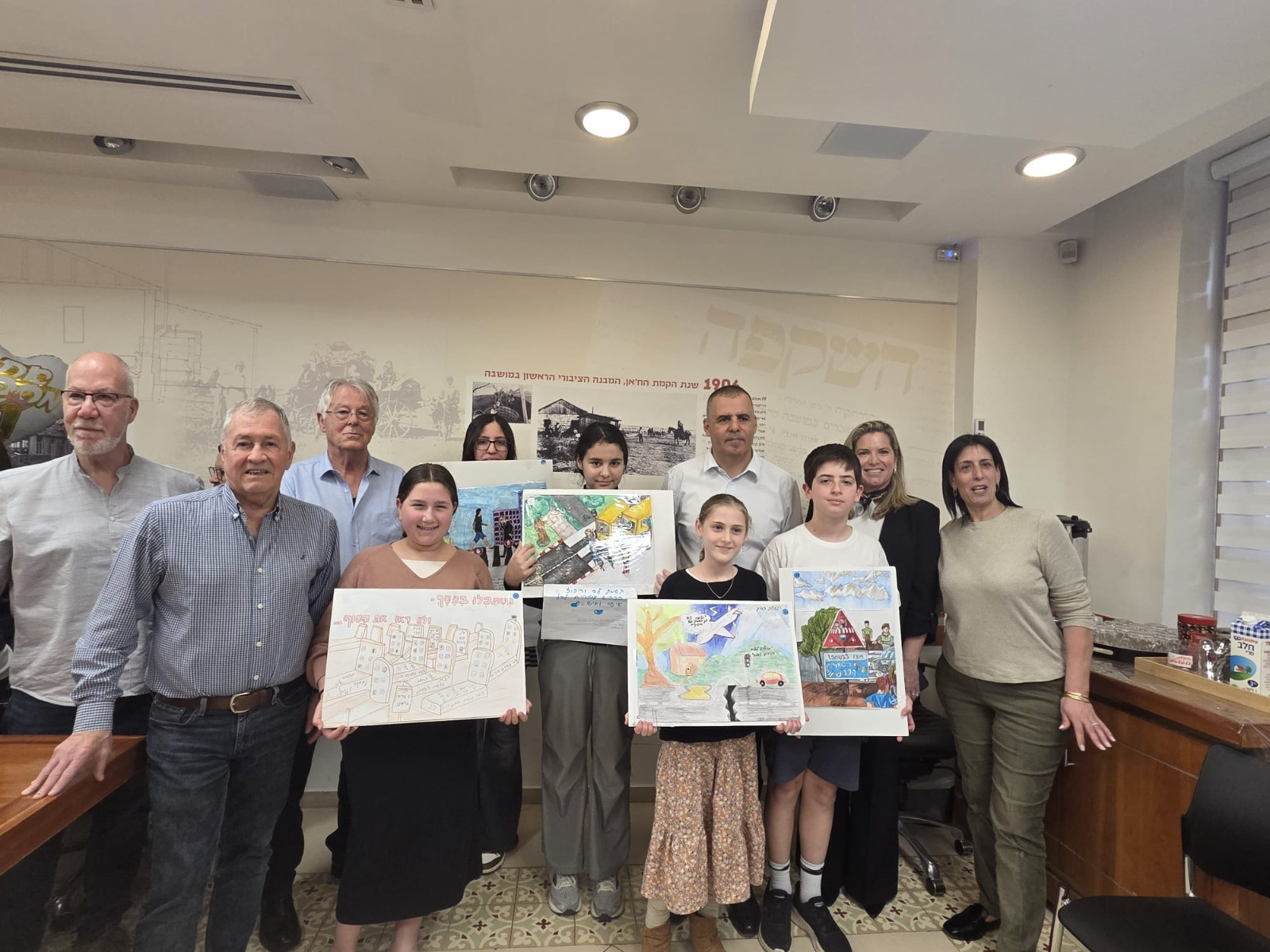 ראש העיר עם נציגי ארגון רוטרי והעירייה ועם התלמידים הזוכים בתחרות זהירות בדרכים דרך האומנות