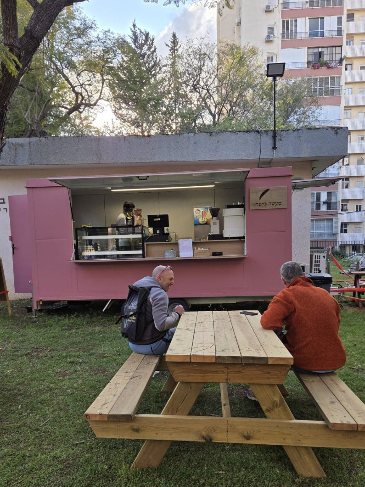 עגלת הקפה החדשה בבית התרבות רייזל