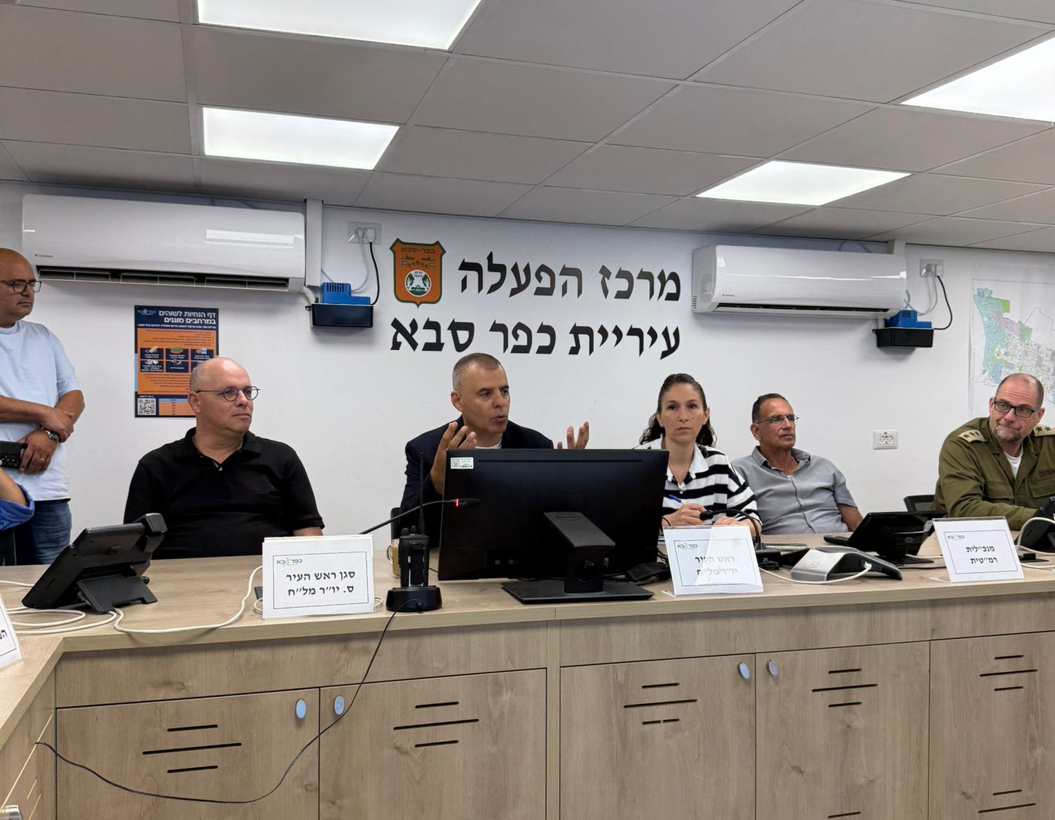 הערכת מצב במרכז ההפעלה בחירום עיריית כפר סבא