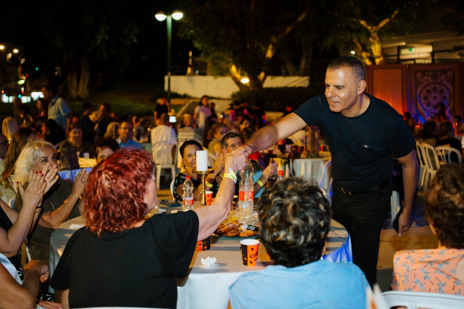 ראש העיר רפי סער עם תושבים באירוע קהילתי
