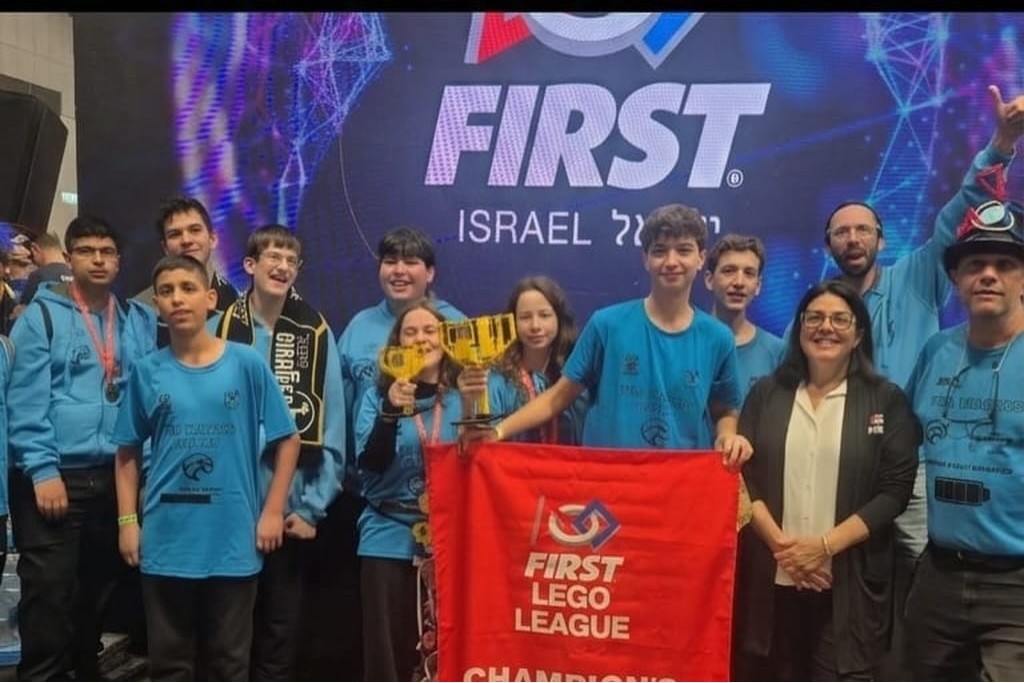 נבחרת התיכונים והחטיבה של כפר סבא באליפות הרובוטיקה