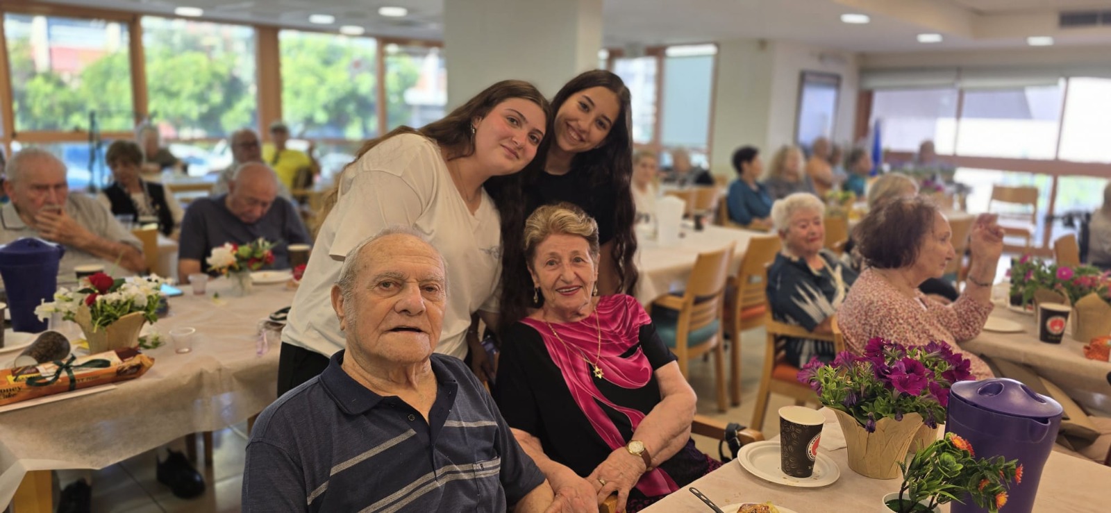 התלמידים חוגגים עם שורדי השואה את כניסתה של השנה החדשה