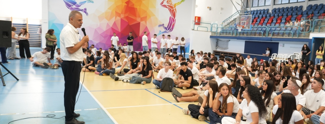 ראש העיר רפי סער עם תלמידי בית ספר בכפר סבא