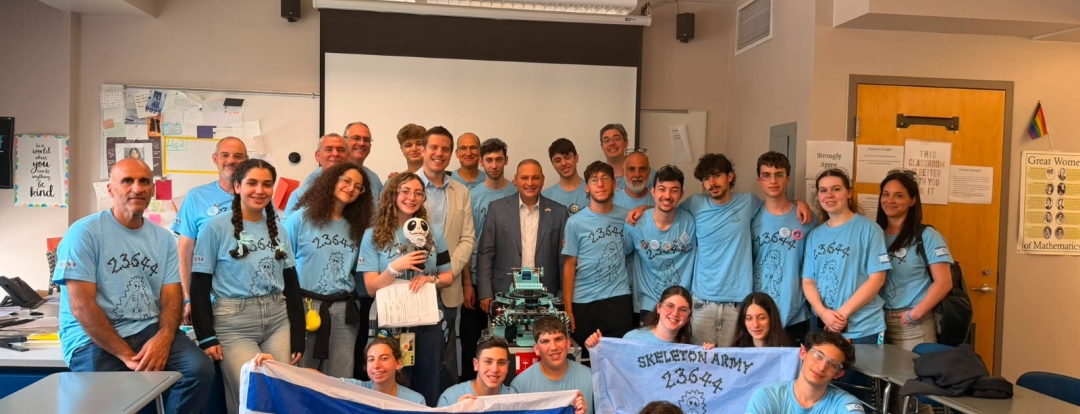 נבחרת הרובוטיקה העירונית של כפר סבא עם המנטורים והקונסול הכללי בשיקגו