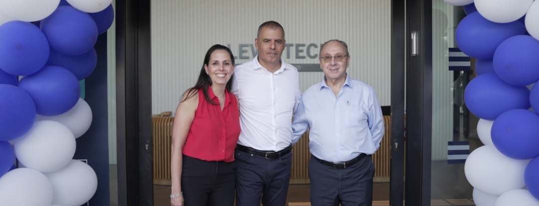 ראש העיר רפי סער (במרכז), שאולי לוטן מנכ"ל ובעלים קבוצת לוינשטין וחן גור לוטן, סמנכ"לית נכסים מניבים בקבוצת לוינשטין בחנוכת מתחם לוינטק בכפר סבא