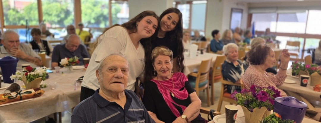 התלמידים חוגגים עם שורדי השואה את כניסתה של השנה החדשה