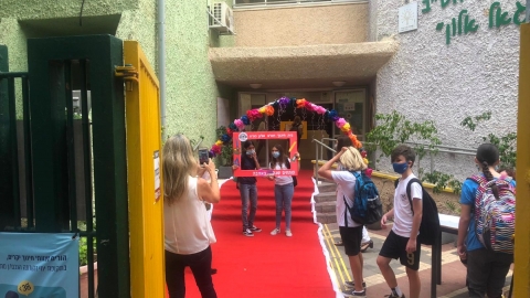 תלמידים ותלמידות בפתיחת שנת הלימודים בחטיבת הביניים אלון בכפר סבא