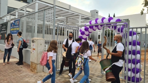 תלמידים בכניסה לחטיבת הביניים שזר בפתיחת שנת הלימודים בכפר סבא