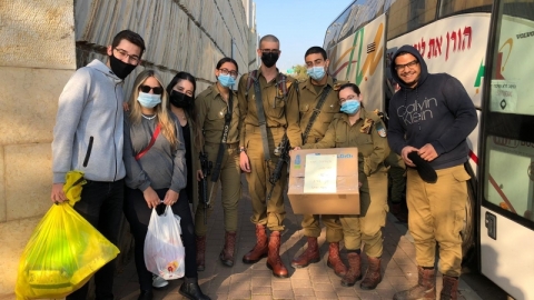 חלוקת חבילות מתוקות לחיילים
