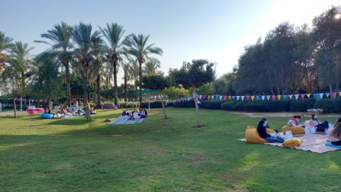 הנערות במפגש ראשון בתוכנית על הדשא בפארק העירוני
