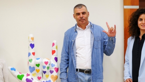  ראש העיר במהלך החתימה על פסל היד של המדינה
