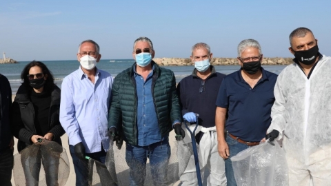 שבע ראשי רשויות השרון בניקיון חופים בהרצליה