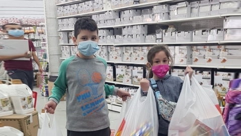 התלמידים עפרי קופרברג ולביא נחום בעת רכישת המשחקים