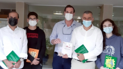 משתתפים במבצע חלוקת הגדות של פסח לקראת החג