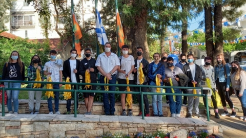 חבר המועצה אמיר קולמן ונוער מתנדב בחלוקת הסרטים
