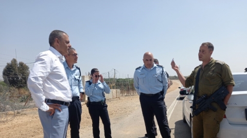 מסיירים בגדר ההפרדה