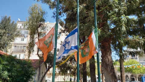 דגלי העיר הורדו לחצי התורן