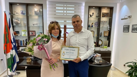 ראש העיר רפי סער מעניק תעודת הוקרה לאורית בראון