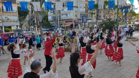 ריקודי מחול בחגיגות שבועות אשתקד בכפר סבא