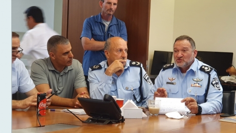 ראש העיר רפי סער עם מפכל המשטרה וראשי ערים בדיון החירום 