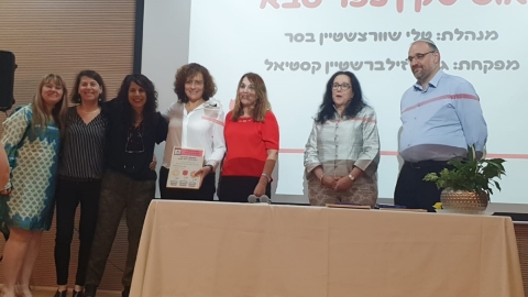 מעניקים תעודה הערכה לטלי שוורצשטיין