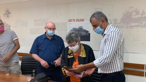 ראש העיר רפי סער מעניק את מגן ההוקרה לכרמלה קליין