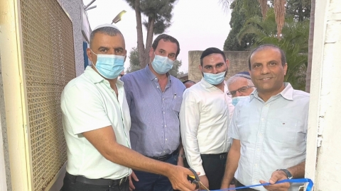 גזירת הסרט בחנוכת המרכז הקהילתי החדש