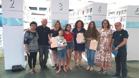 הזוכה עם צוות השופטים ומיכל גאולה מנהלת הספריות