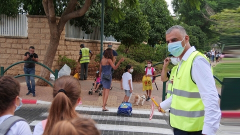 ראש העיר רפי סער מעביר תלמידים בבטחה בפתיחת שנת הלימודים