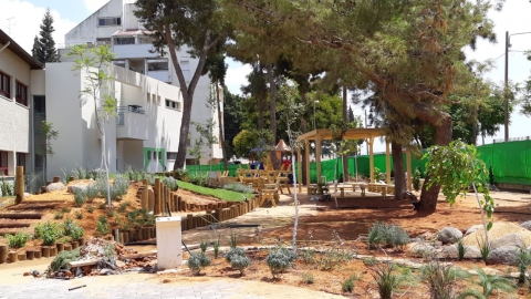 חצר התחדשות בבית הספר אוסישקין בכפר סבא