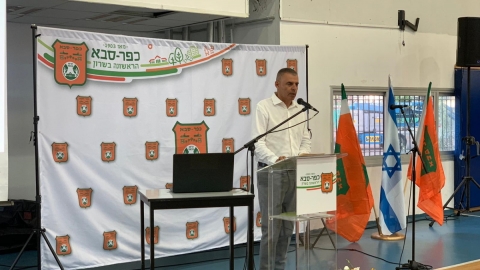 ראש העיר רפי סער נואם בישיבה החגיגית